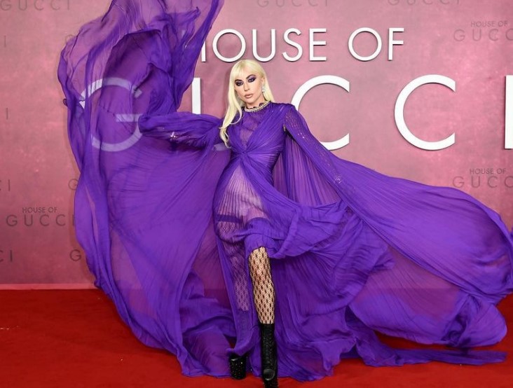 ladygagamorelbise 1 Lady Gaga, Mor Elbisesiyle House of Gucci Galasına Damga Vurdu