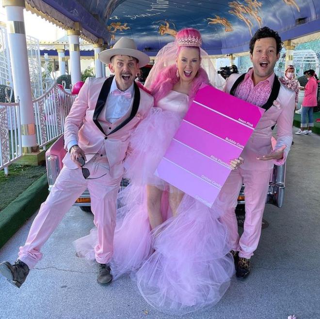pink Sosyal Medya, Pembe Renk ile Evlenen Kadını Konuşuyor!