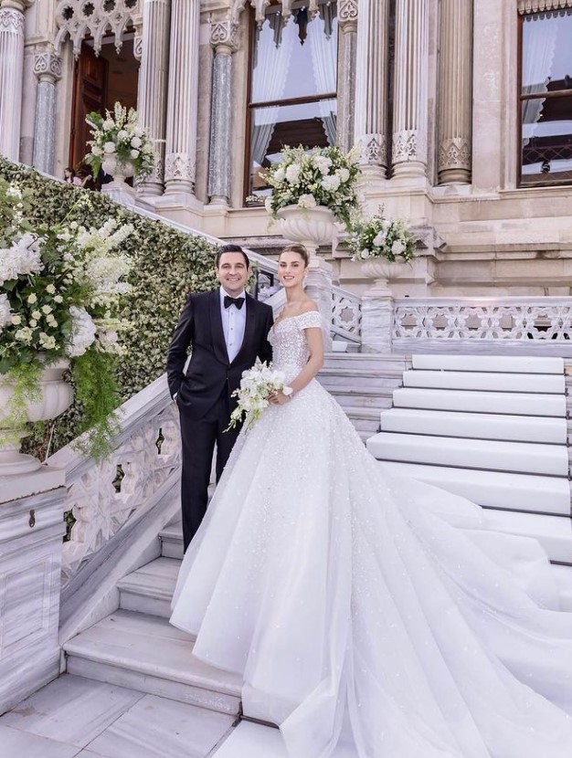 Görkemli Düğün Gerçekleşti! İşte Nazlı Sabancı’nın Zuhair Murad İmzalı Gelinliği 1 dugun Görkemli Düğün Gerçekleşti! İşte Nazlı Sabancı’nın Zuhair Murad İmzalı Gelinliği