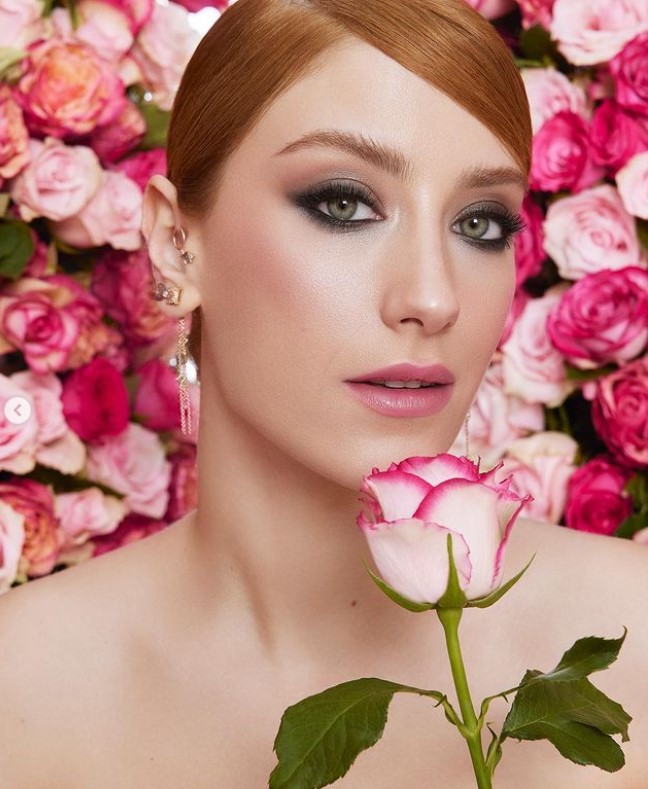 Bakır Rengi Saçlarını Değiştiren Hazal Kaya Eski İmajına Geri Döndü 2 lancome hazal kaya Bakır Rengi Saçlarını Değiştiren Hazal Kaya Eski İmajına Geri Döndü