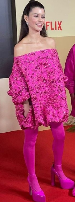 Beren Saat ve Kenan Doğulu Pembe Tarzlarıyla Geceye Damga Vurdu 1 beren saat pembe elbise Beren Saat ve Kenan Doğulu Pembe Tarzlarıyla Geceye Damga Vurdu