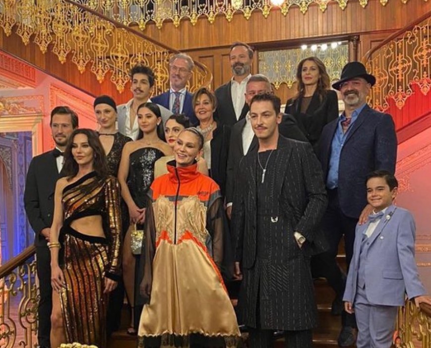Farah Zeynep Abdullah'ın Bihter Galasındaki Elbisesi Eleştiri Topladı 1 bihter galasi farah zeynep abdullah 1 Farah Zeynep Abdullah'ın Bihter Galasındaki Elbisesi Eleştiri Topladı