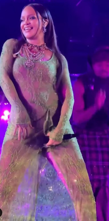 Rihanna, Hintli Milyarderin Düğününde Konser Verdi! Yeşil Sahne Elbisesiyle Çok Konuşuldu! 4 Screenshot 1 1 Rihanna, Hintli Milyarderin Düğününde Konser Verdi! Yeşil Sahne Elbisesiyle Çok Konuşuldu!