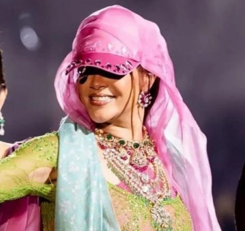 Rihanna, Hintli Milyarderin Düğününde Konser Verdi! Yeşil Sahne Elbisesiyle Çok Konuşuldu! 3 rihanna hint dugun Rihanna, Hintli Milyarderin Düğününde Konser Verdi! Yeşil Sahne Elbisesiyle Çok Konuşuldu!