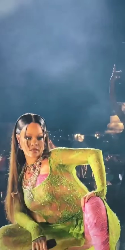 Rihanna, Hintli Milyarderin Düğününde Konser Verdi! Yeşil Sahne Elbisesiyle Çok Konuşuldu! 2 riri Rihanna, Hintli Milyarderin Düğününde Konser Verdi! Yeşil Sahne Elbisesiyle Çok Konuşuldu!